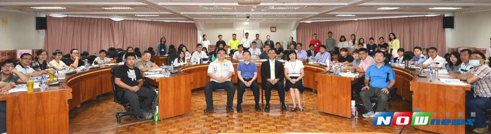 彰化縣政府青年諮詢委員會召開第二次會議，縣長魏明谷廣納青年朋友意見，頒發新聘女性青年諮詢委員聘書。（圖／記者陳雅芳攝，2017.7.19）