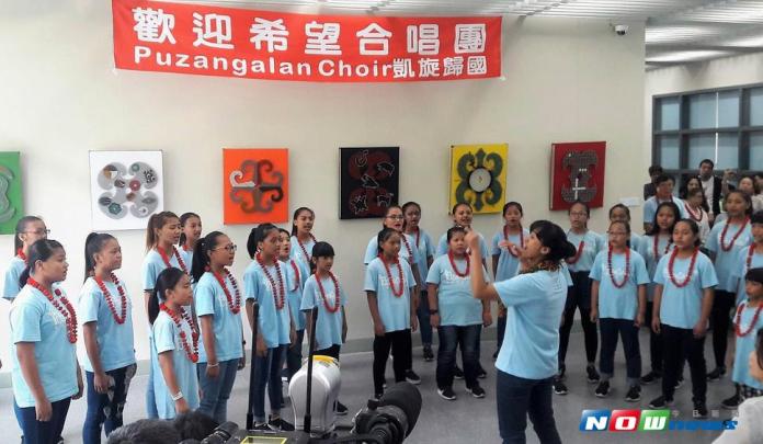 帶著在義大利獲得的獎項，希望兒童合唱團19日返國來到屏東縣政府感恩演唱。（圖／記者陳宗傑攝,2017.07.19）