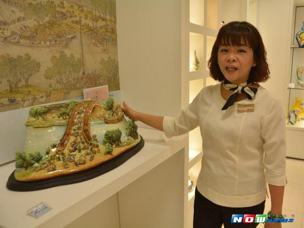 圖說：導覽者介紹展出中的清明上河圖法藍瓷。（圖／記者郭政隆攝影2017.7.19）