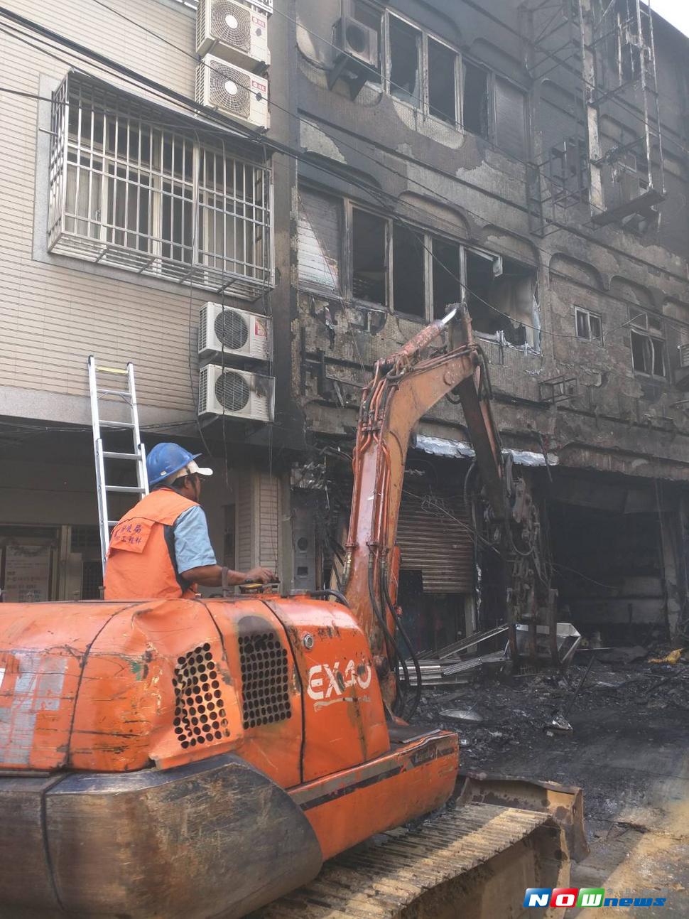 逢甲西安街發生瓦斯氣爆事件，發現屋外突出路面的廣告與瓷磚，有掉落疑慮，都市發展局請廠商前往拆除（圖／都發局提供 , 2017.7.19）