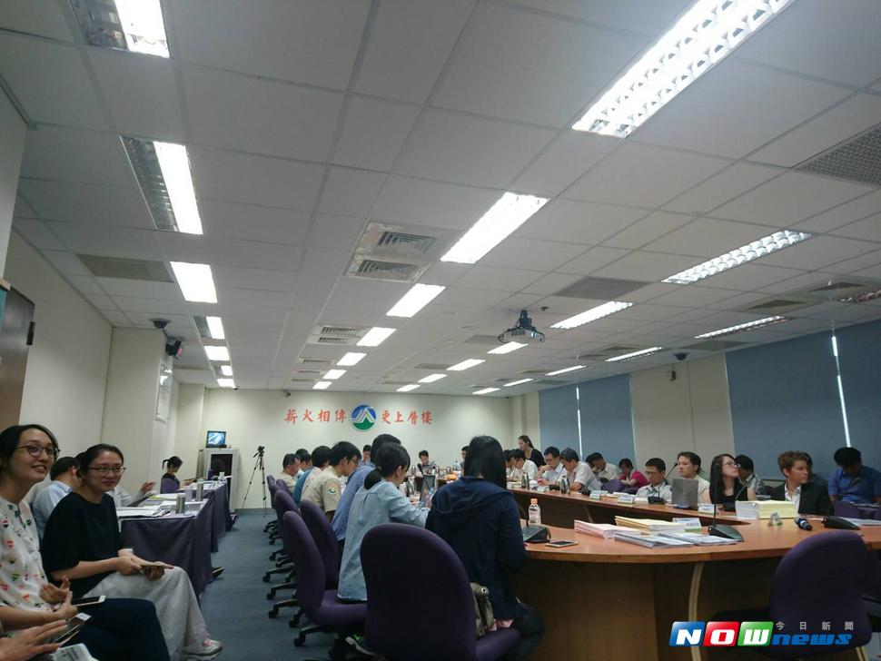 ▲環署今（19）日進行「桃園離岸風力發電廠興建計畫環境影響說明」，經過來回討論，開發單位最終承諾，退縮發電風機配置區在大於水深 25 公尺的區域，以避免影響當地藻礁生態。（圖／記者邱紀維攝 , 2017.07.19）