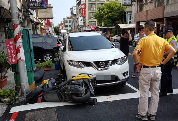 毒蟲拒檢開車逃逸　闖紅燈撞傷員警
