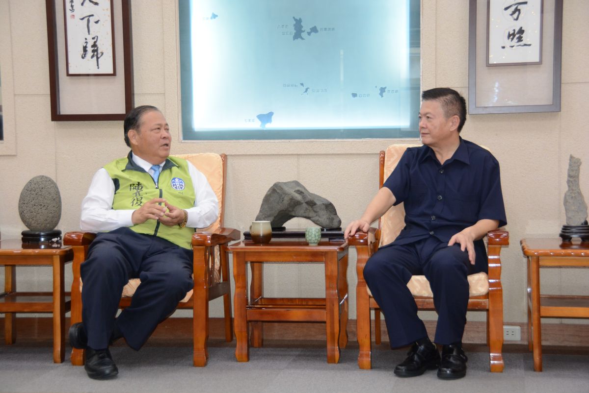 澎湖監獄新任典獄長葉漢潼拜會縣長陳光復。（圖／澎湖縣政府提供 , 2017.07 19）