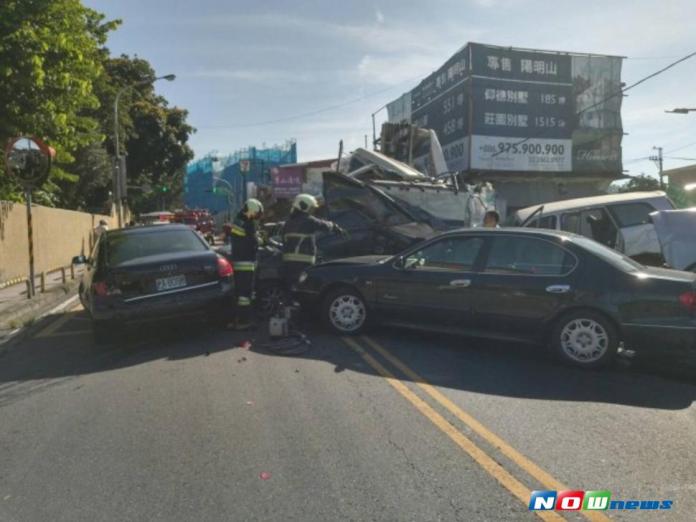 陽明山仰德大道三段19日上午發生嚴重連環追撞車禍。（圖／社會中心翻攝）