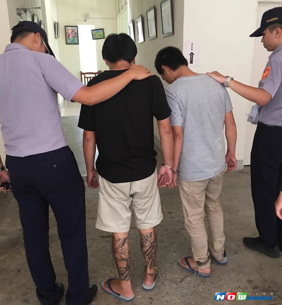 北港警方在3名毒蟲身上共起出一級海洛因114.54公克、安非他命1小包0.98公克及1把瓦斯槍等證物。（圖／記者蘇榮泉翻攝，2017.07.19）