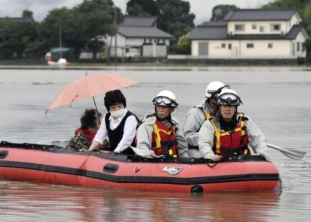 九州爆雨肆虐34死　民眾為死者默哀
