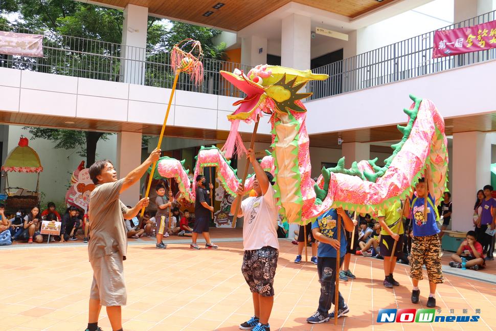 館長李日存指導雲林家扶國中夏令營學童舞花布龍的技巧，並進行舞花布龍的熱鬧開場。（圖／記者蘇榮泉拍攝，2017.07.19）
