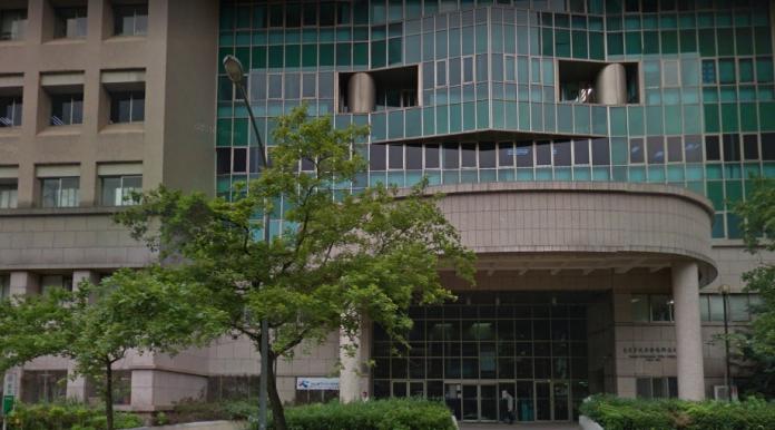 台北市松德辦公大樓今（19）日上午發生一起病患跳樓還壓傷無辜司機的意外。（圖／翻攝自Google map）