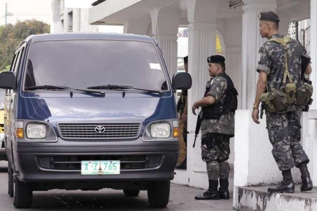 菲律賓總統杜特蒂的保安車隊被反叛軍襲擊，幸當時總統不在車隊中（圖／翻攝自TheStar）