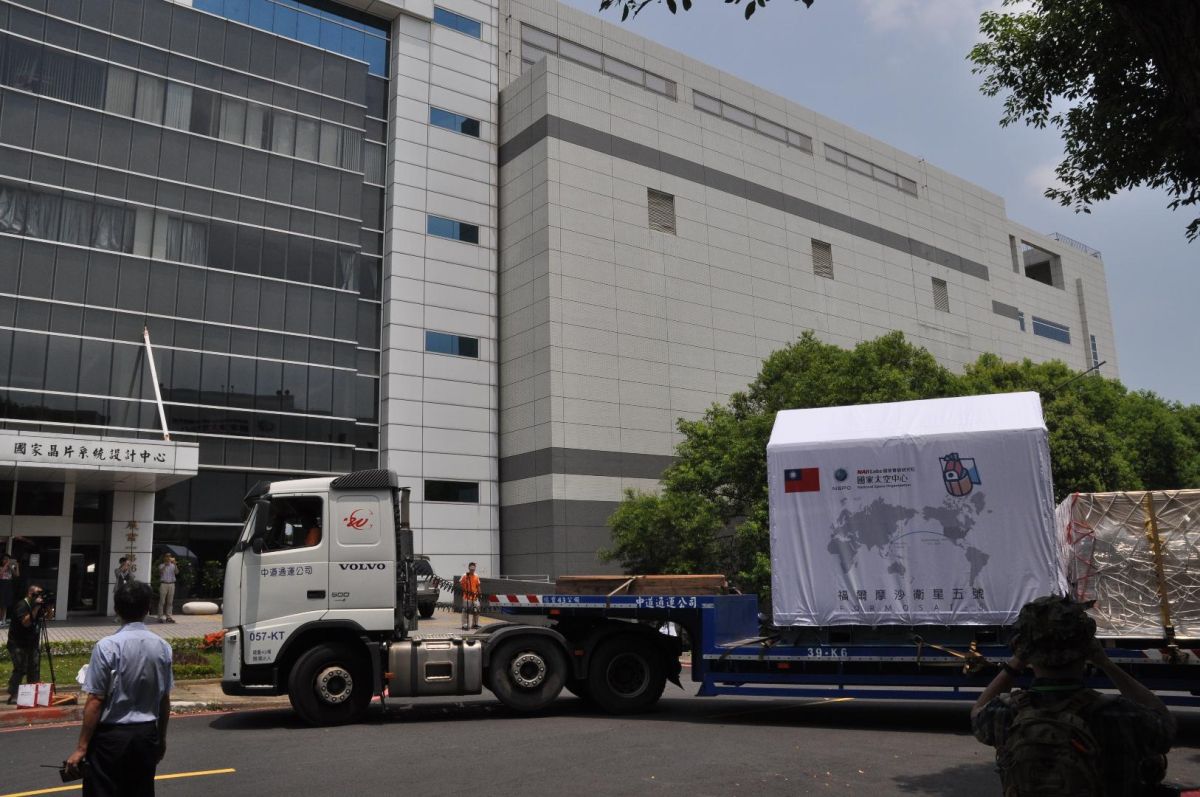 台灣自製衛星「福衛五號」，今日晚間將送往美國，預計8月25日凌晨發射。（圖／國家太空中心提供）