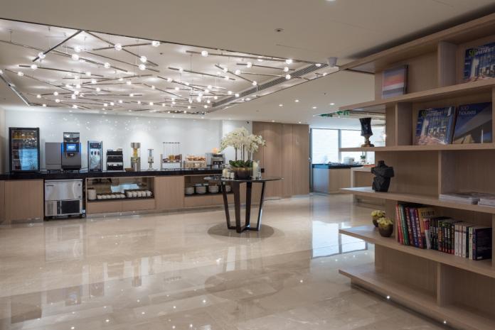 柯達大飯店擁有完善的自助咖啡吧空間，多樣茶點口味滿足不同旅客的需求，提供商務旅客辦公休憩的優質環境。（圖／公關照片）