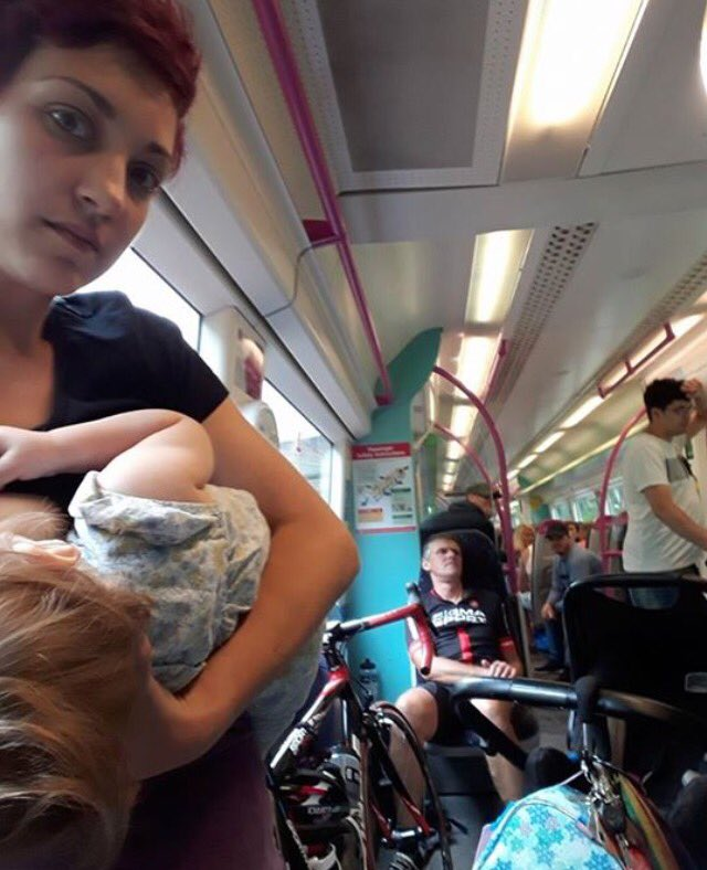 一名英國媽媽因乘客霸佔博愛座，只好站著餵奶。（圖／翻攝自推特）