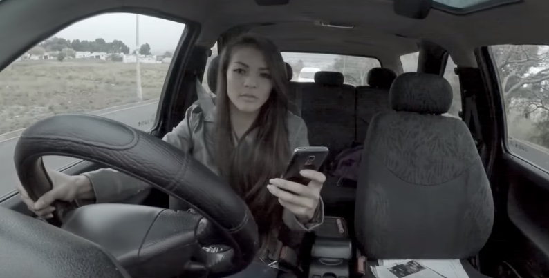 ▲玩手機出糗好爆笑，影片最後卻震撼不已。（圖／翻攝自YouTube）