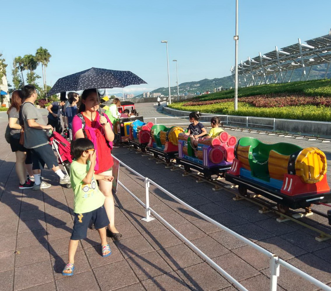 淡水漁人碼頭暑假期間的每週六、日下午，在噴水池前的廣場推出「嘻哈遊樂園」，歡迎爸爸媽媽帶著小朋友一同來歡樂。（圖／新北市政府漁業及漁港事業管理處提供）