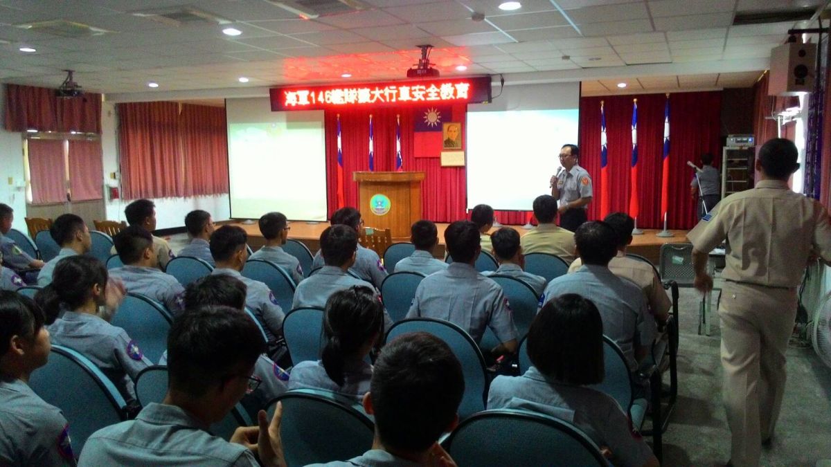 海軍艦隊邀馬公警宣導行車安全教育。（圖／馬公分局提供 , 2017.07 19）