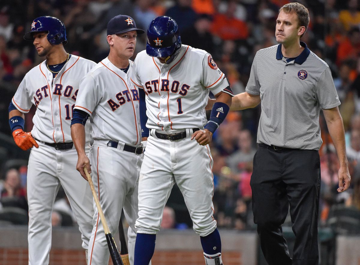 太空人隊Carlos Correa（右二）受傷退場。（圖／美聯社／達志影像）