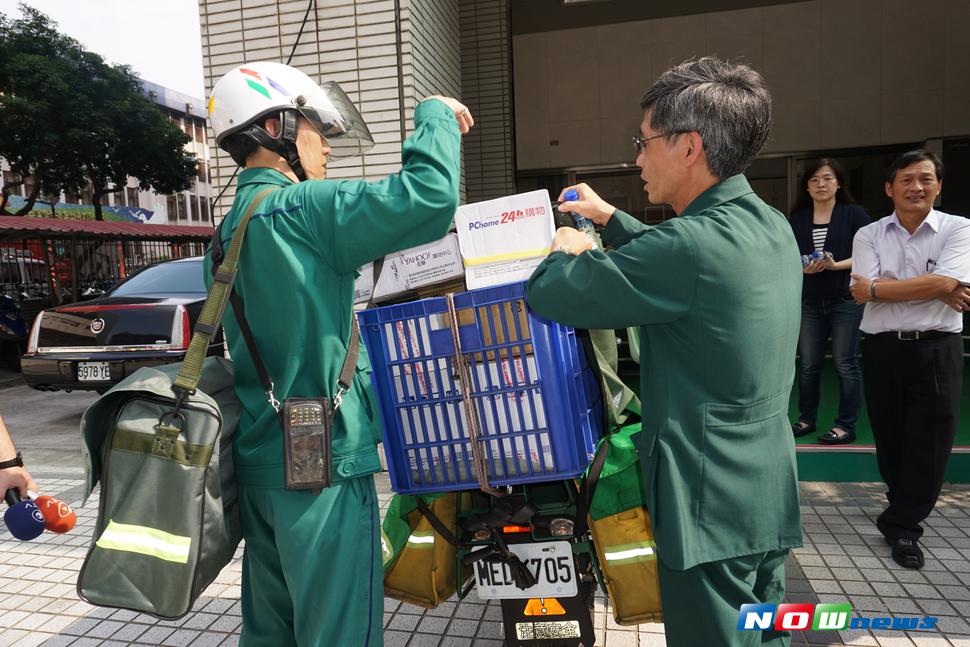 ▲勞動部日前公布「106年薪資調查月薪六位數排名」，調查顯示「郵件處理及投遞人員」的月薪竟高達 22.2萬元，排名國內第二高薪行業。對此勞動部則澄清，由於「職類別薪資調查」每年都是在7月份進行，正好也是中華郵政郵務投遞人員發放績效跟考核獎金的時間，因此郵件投遞人員的平均薪資數據就會受到「非經常性薪資」影響。（圖／記者林縉明攝 , 2017.06.28）