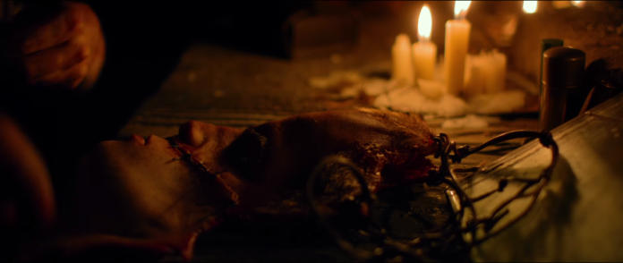 經典恐怖片《德州電鋸殺人狂》前傳，將公開「皮革臉」成魔之路。（圖／翻攝自youtube , 2017.07.19）