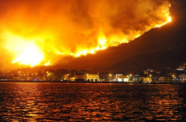 克羅埃西亞的第二大城斯普利特（Split）16日陸續出現野火不斷延燒，所幸火勢已受到控制。（圖／翻攝自網路）