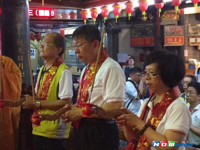 世大運倒數30天，台北市長柯文哲到關渡宮祈福，希望賽事順利。（圖／記者江昱逵攝，2017.7.19）