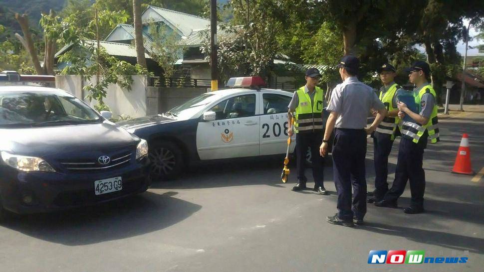 交通事故小組警員尤裕棠為使學弟妹熟悉處理交通事故之技巧及SOP\\(標準作業流程\\)，特安排兩部警車製造車禍現場模擬情境實施教學，但這情景吸引了路過民眾的注意，以為「警車對撞」？！（圖／關山分局提供，2017.07.18）