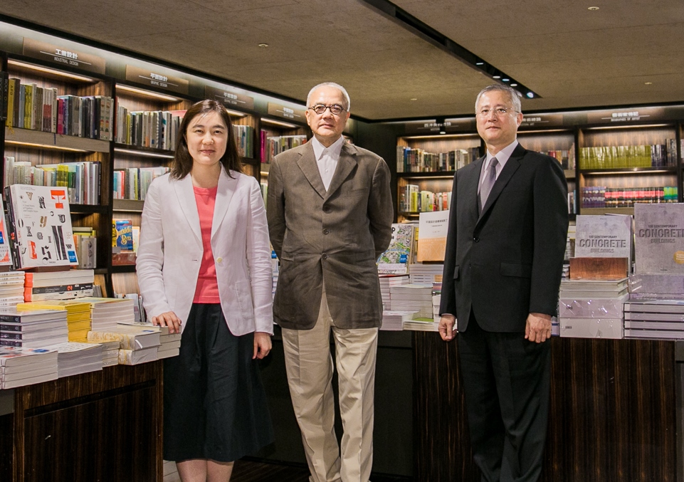 ▲誠品董事長吳清友（圖中）1989年在他38歲時選擇將人生歸零、創辦了誠品書店。他曾說，這不是一份衝動的決定，而是他生命歷程中，用心體會過，油然而生的決定。（圖／資料照）