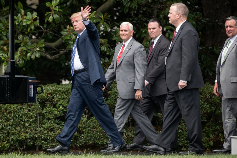 共和黨內保守派議員李（Mike Lee ）和莫蘭（JerryMoran）宣布可能不支持平價健保法，為華府政壇投下震撼彈，也是對總統川普的一大重擊。（圖／達志影像／美聯社）