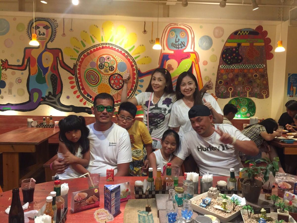 曲艾玲全家一起到沖繩旅行，大嗑當地石垣牛。（圖／艾迪昇提供, 2017.07.18）