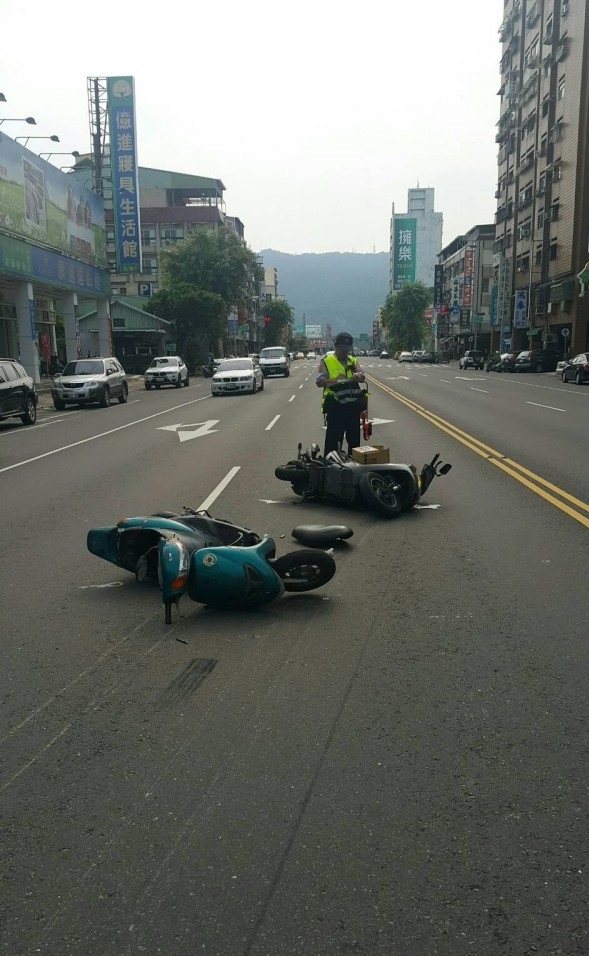 老翁酒駕誤換檔踩油門，連撞4機車。（圖／社會中心翻攝）