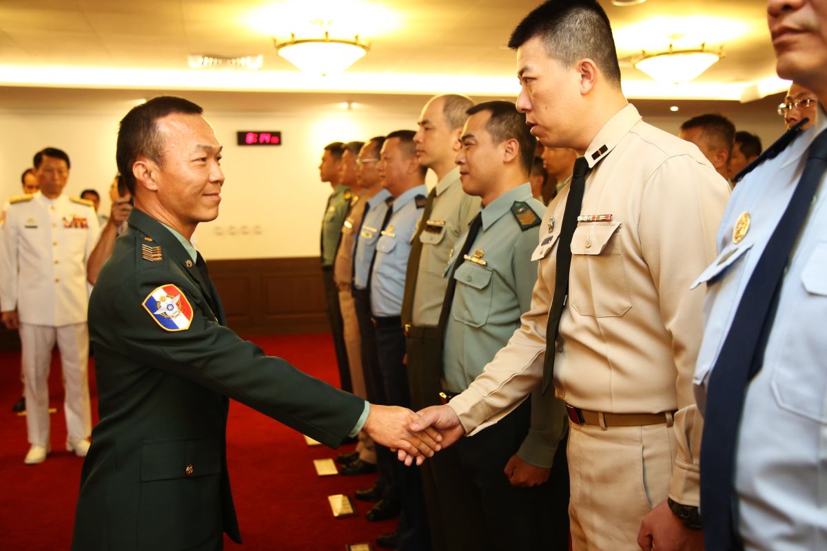 國防部總士官長韓正宏18日任職，向全軍重要士官幹部握手致意。（圖／軍聞社提供 , 2017.7.18）
