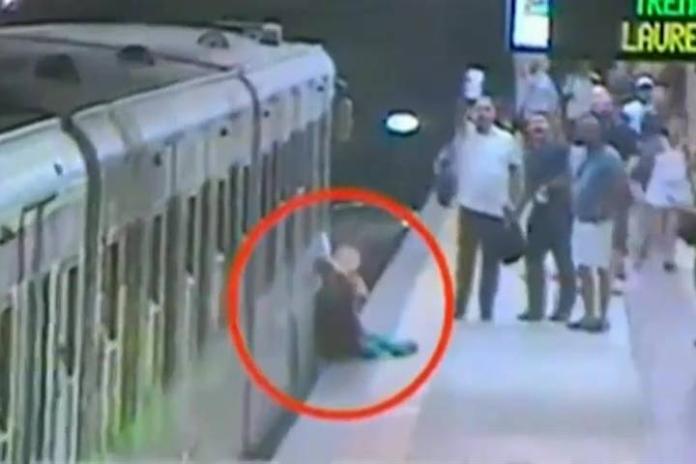 圖中的女子因為包包卡在捷運裡被拖行，目前還在重症觀察中。（圖／翻攝自theGlobalNews）