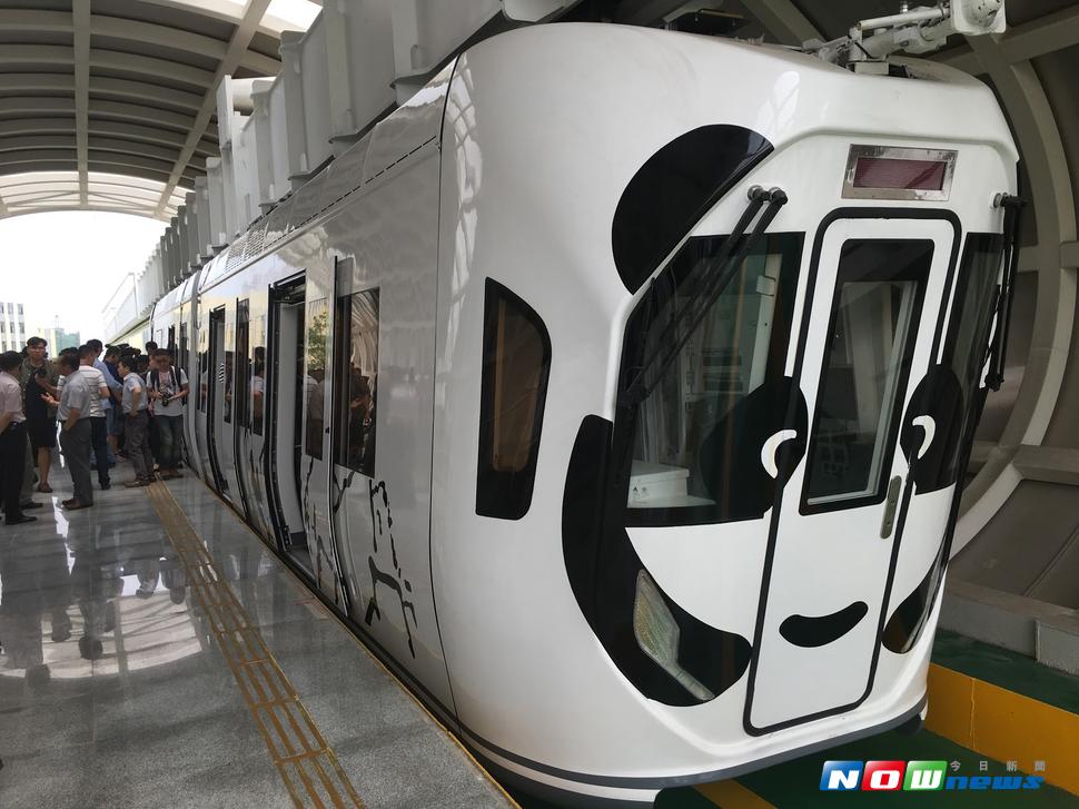 中唐空鐵發展新能源懸吊式軌道列車，以鋰電池取代高壓電，車廂以熊貓為彩繪造型。（圖／彭媁琳攝 , 2017.07.18）