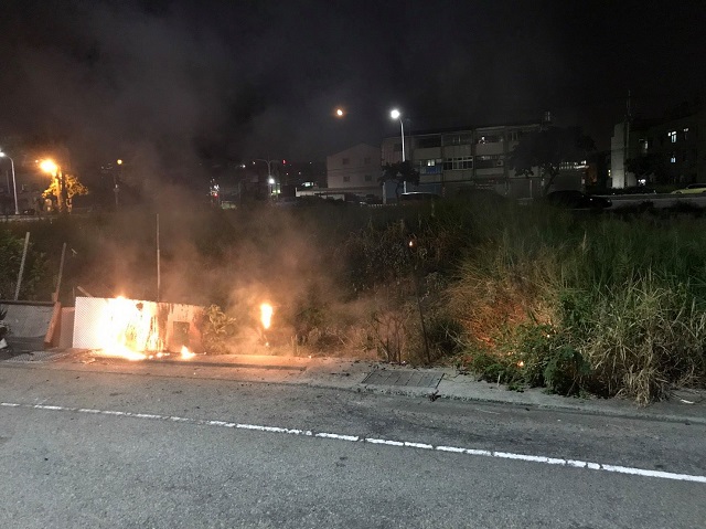 雜草叢生的空地不知何緣故深夜起火警方巡邏網發現立即撲滅\警方提供（圖／陳應交翻攝 , 2017.07.18）