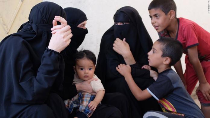 因為無法忍受在伊斯蘭國（IS）的日子，這些聖戰新娘帶著小孩逃到難民營。（圖／翻攝自CNN）