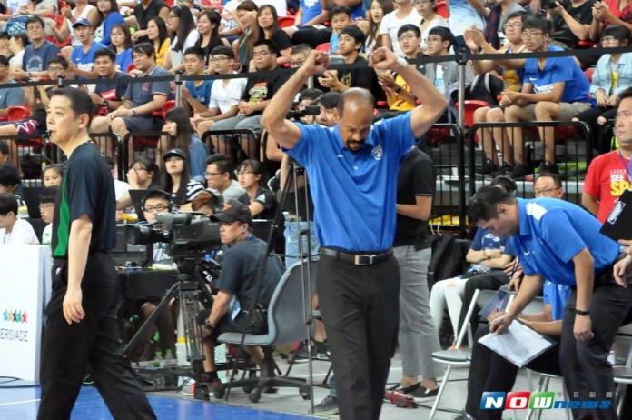 總算拿下首勝，中華白總教練帕克雙手高舉慶賀。（圖／林志儒攝 , 2017.07.18）