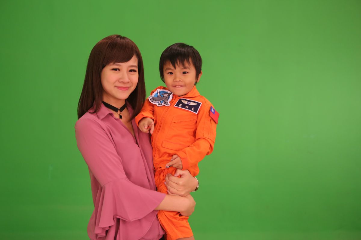 華視主播連珮貝與「莒光園弟」蔡羽玄。（圖／軍聞社提供, 2017.7.18）