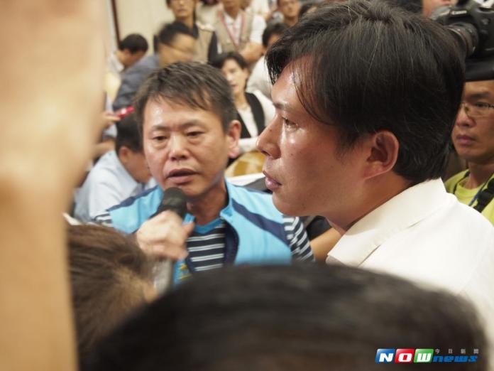 國民黨立委林為洲與時代力量立委黃國昌溝通未果。（圖／記者張雄風攝 , 2017.7.18）