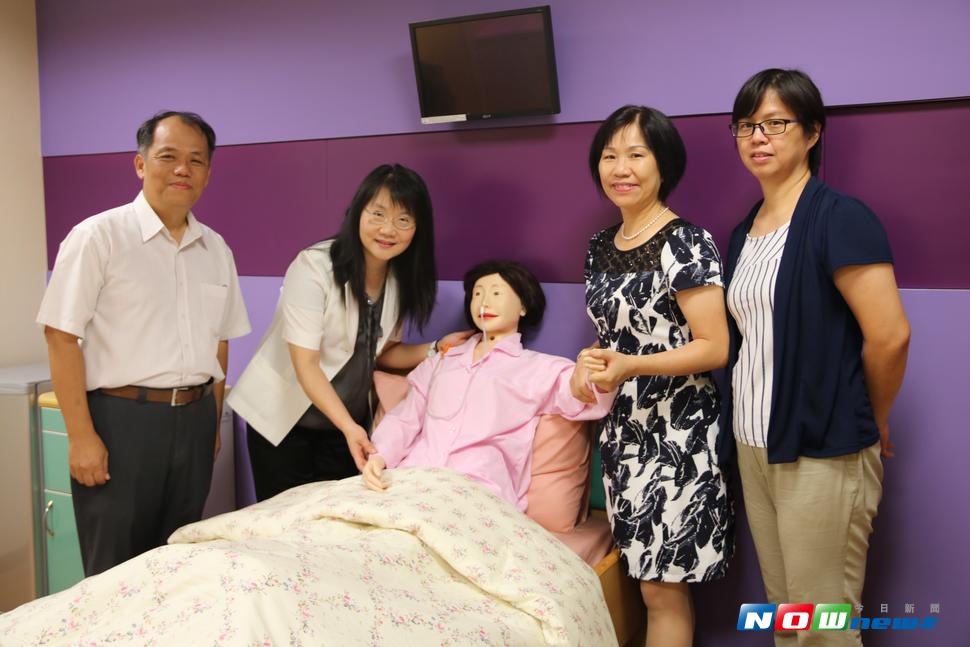 弘光科大副校長蘇弘毅\\(左一\\)代表捐贈假病人給臺中女監，由典獄長葉貞伶\\(右二\\)代表受贈（圖／弘光科大提供 , 2017.7.18）