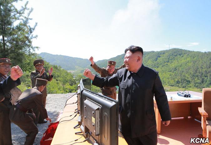 北韓中央通訊社公布領導人金正恩在火星14型飛彈試射場照片。（圖／翻攝自朝中社）
