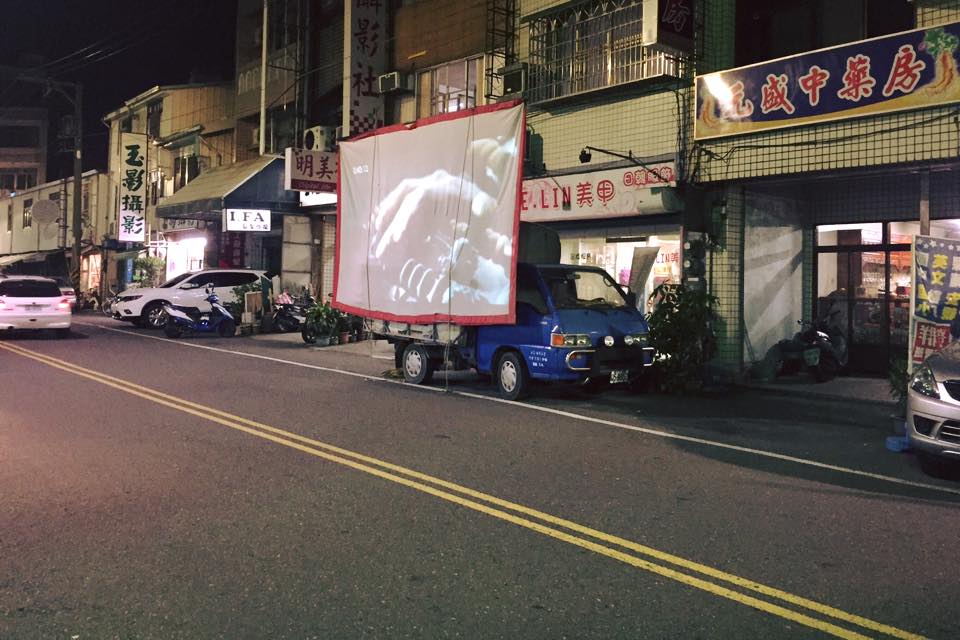 ▲超懷舊露天電影院，勾起網友無限回憶。（圖／翻攝自爆廢公社）