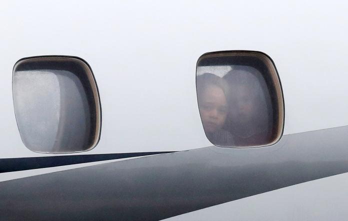 英國王室座機抵達波蘭後，喬治和夏綠蒂將臉靠在機窗向外看，萌萌的模樣讓人不禁莞爾一笑。（圖／翻攝自etonline.com）