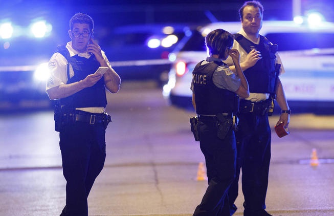 美國芝加哥周末驚傳多起血腥槍擊，已造成45人傷、11人喪命。（圖／翻攝自芝加哥論壇報）
