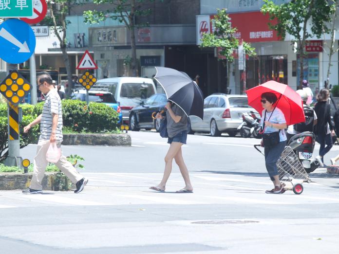 今日全台白天悶熱，部分地區午後應防雨。（圖／NOWnews 資料照）