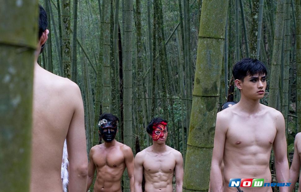 ▲男主角賀飛（右）在片中演出「30P人肉便器」。（劇照，2017.07.17）