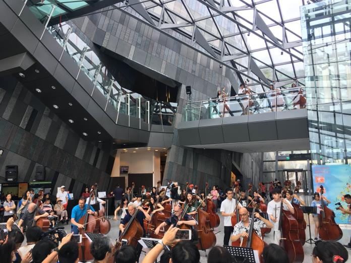 蘭陽博物館大廳今天上午上演一場低音提琴快閃秀。（圖／蘭陽文教基金會提供 , 2017.07.17）