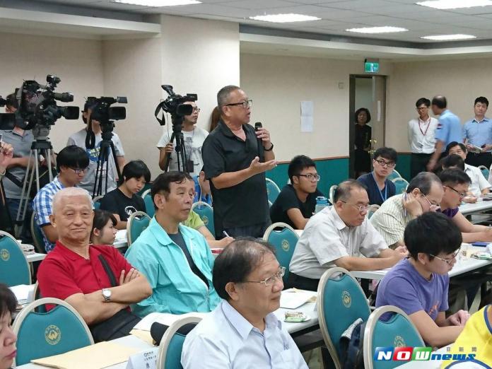 ▲勞動部今（17）日舉辦勞動政策公聽會。但是勞團不滿勞動部在會中僅重新針對一例一休及勞保年金條文重新說明一次，對於是否《勞基法》是否再修法沒有清楚表明立場，資方則再次要求勞動部延後勞檢實施期程，現場氣氛火藥味十足。（圖／記者邱紀維攝 , 2017.07.17）