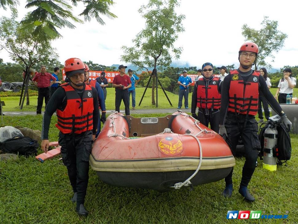 因應水上救援內埔與萬巒消防分隊辦理水上救生與裝備器材使用訓練（圖／記者陳宗傑攝 , 2017.07.17）