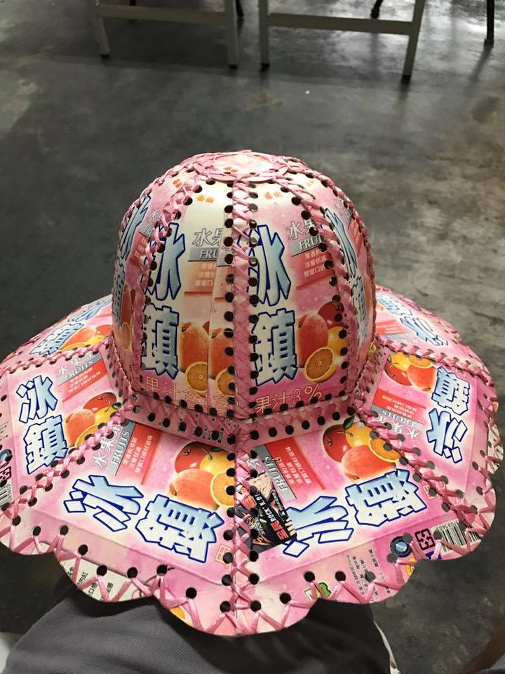 ▲阿媽廢物利用，飲料盒製成最潮遮陽帽。（圖／翻攝自爆廢公社）