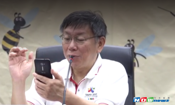 台北市長柯文哲表示，他跟妻子陳珮琪講話常常忽長忽短，其實是因為自己在看手機的資訊，預估公車會來的時間。（圖／記者江昱逵攝影，2017.7.17）