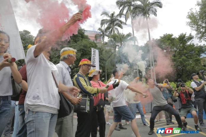 大觀自救會抗議　丟擲煙霧彈到行政院
